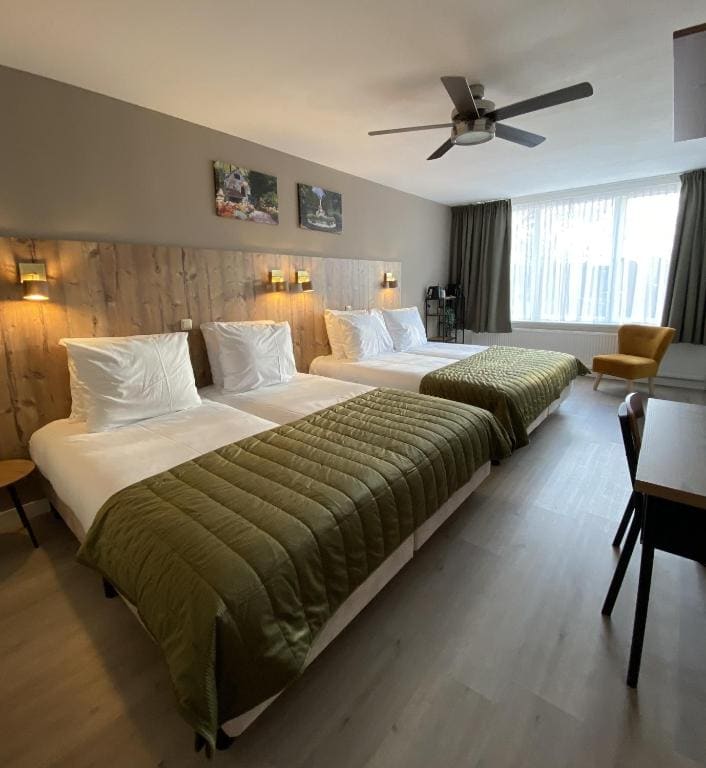 Superior Family Room room - Image 2
