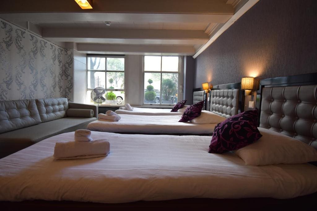 Family Room room - Image 3