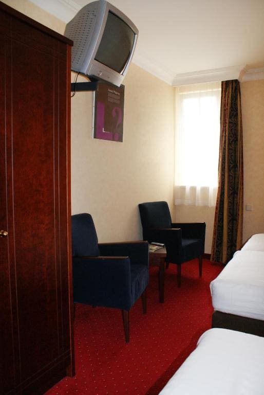 Comfort Double Room with Bath room - Image 3