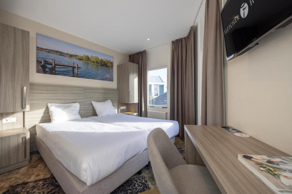 Comfort Double Room with Lake View room - Image 3