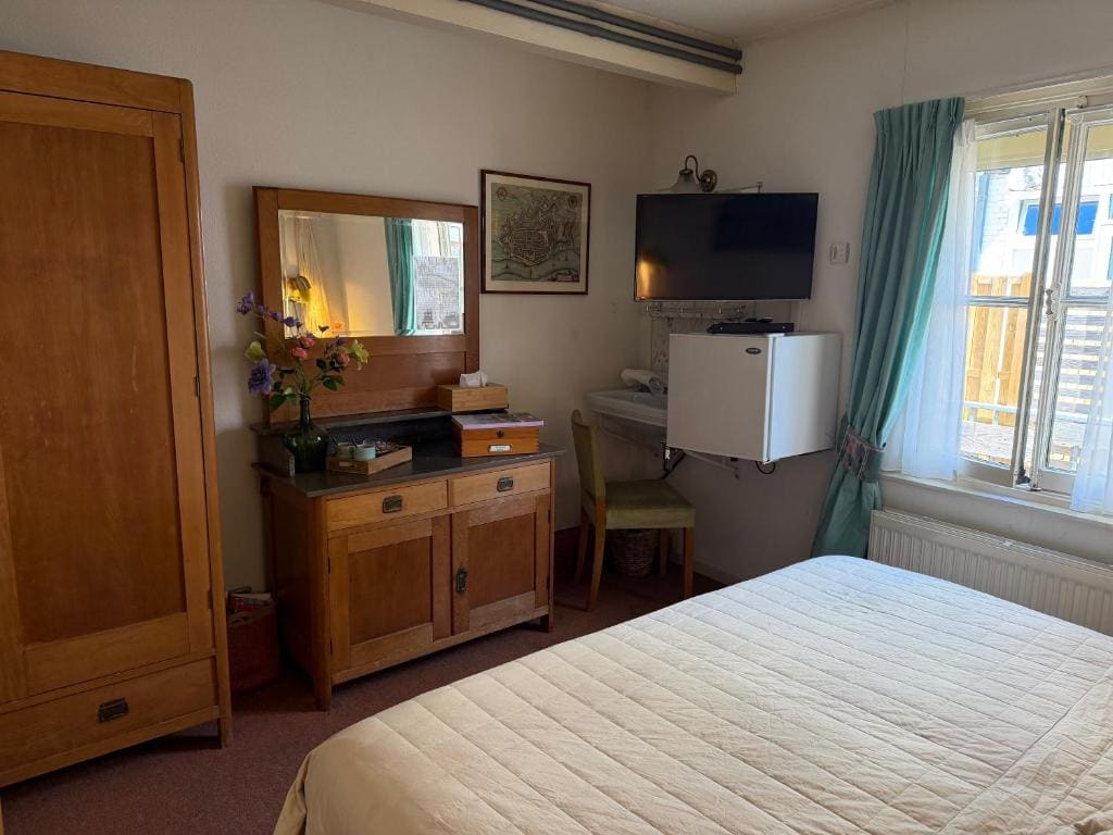 Double Room with Private External Bathroom room - Image 2