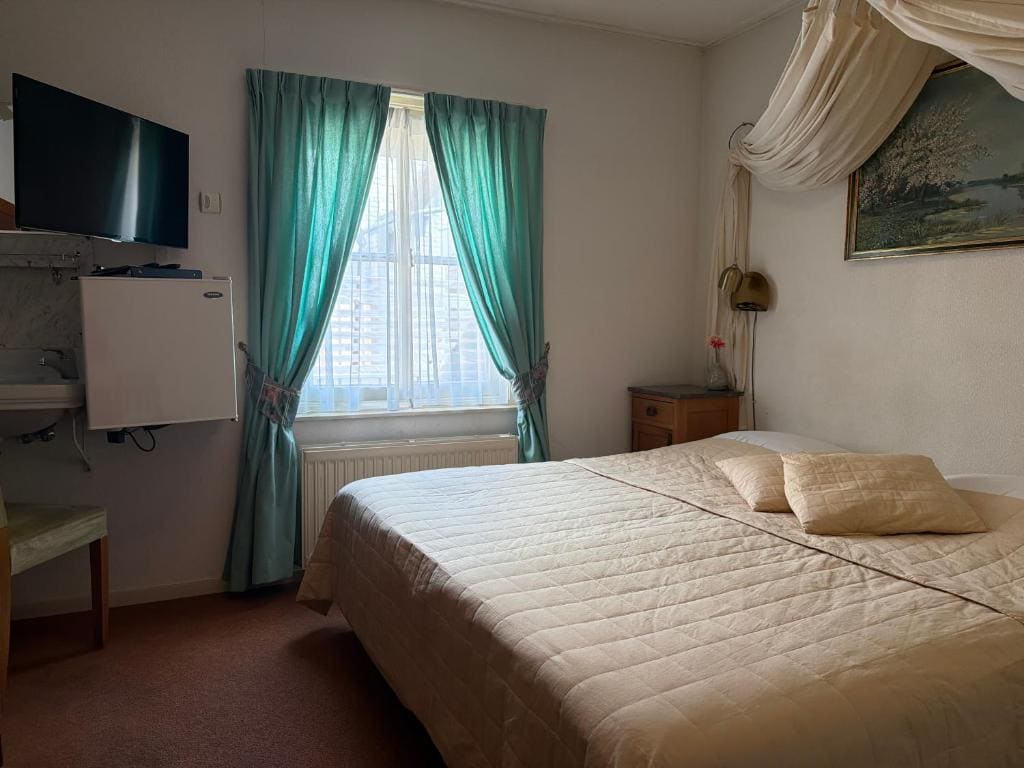 Double Room with Private External Bathroom room - Image 1