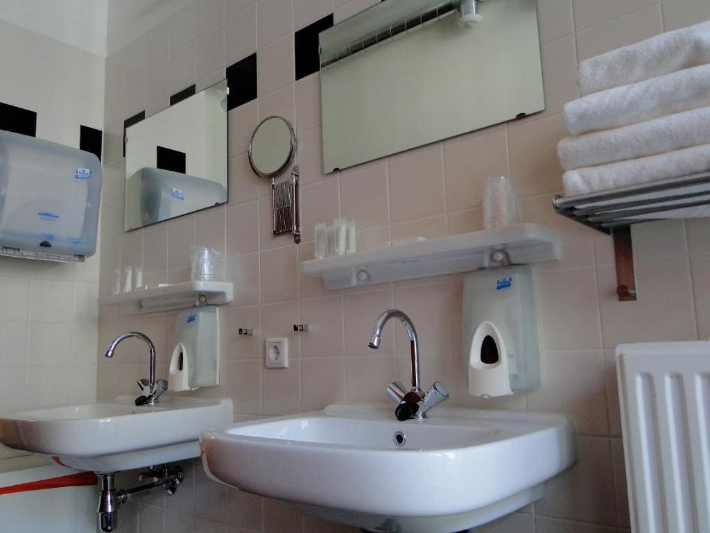 Quadruple Room with Shared Bathroom room - Image 2