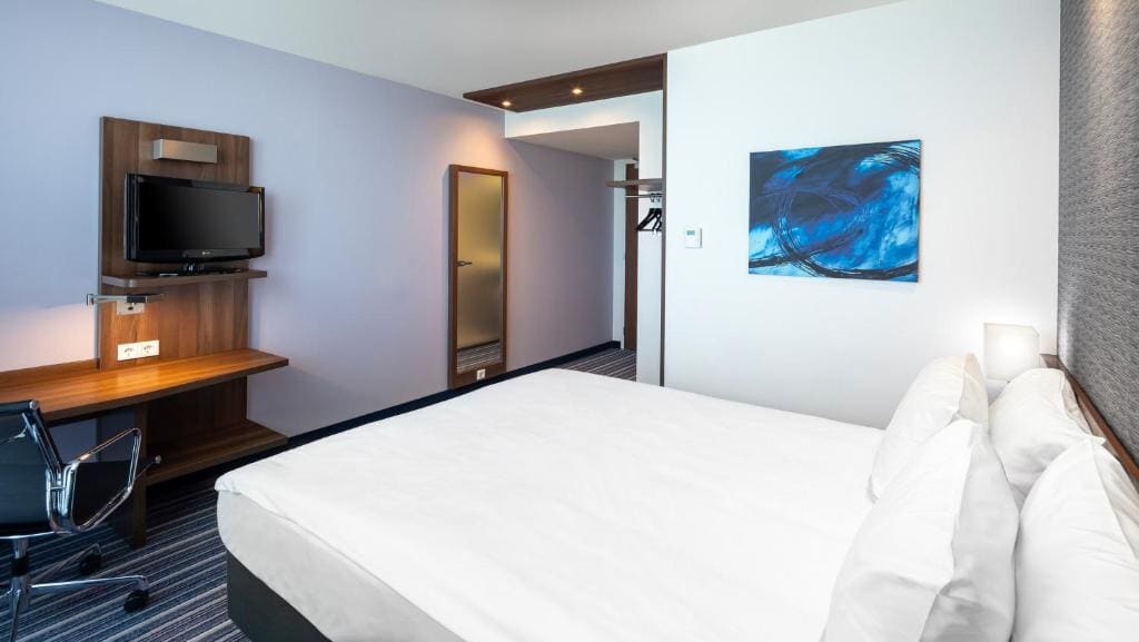 Standard Double Room with One Double Bed and One Single Bed room - Image 2