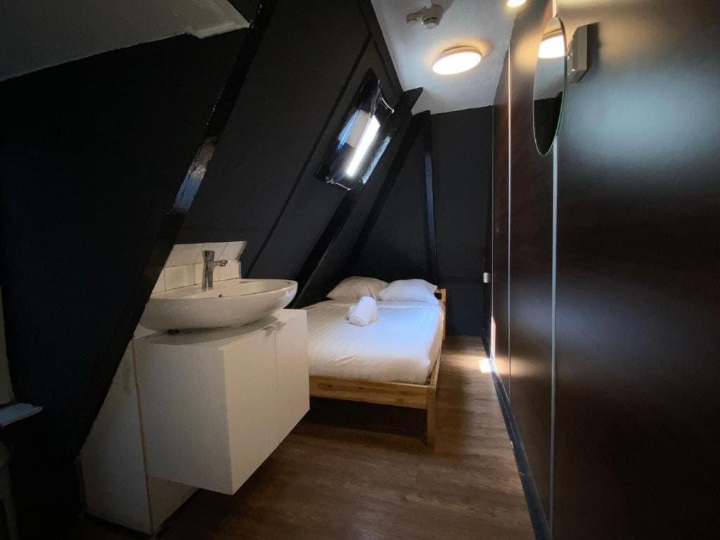 Single Room with Shared Bathroom room - Image 3