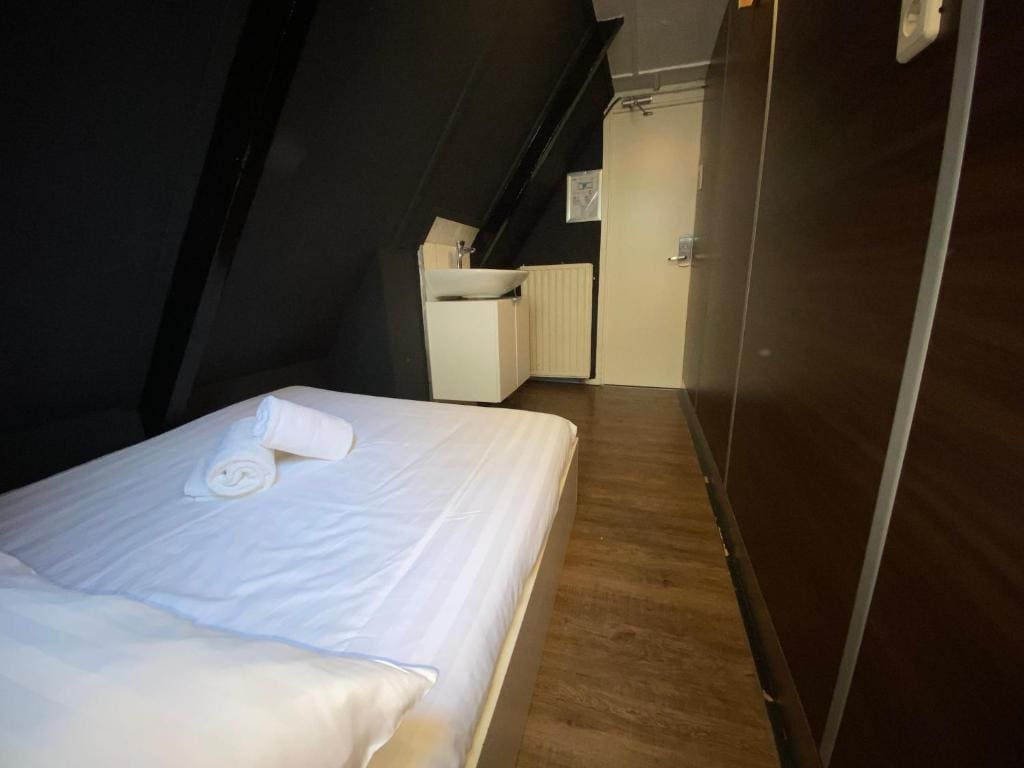Single Room with Shared Bathroom room - Image 1