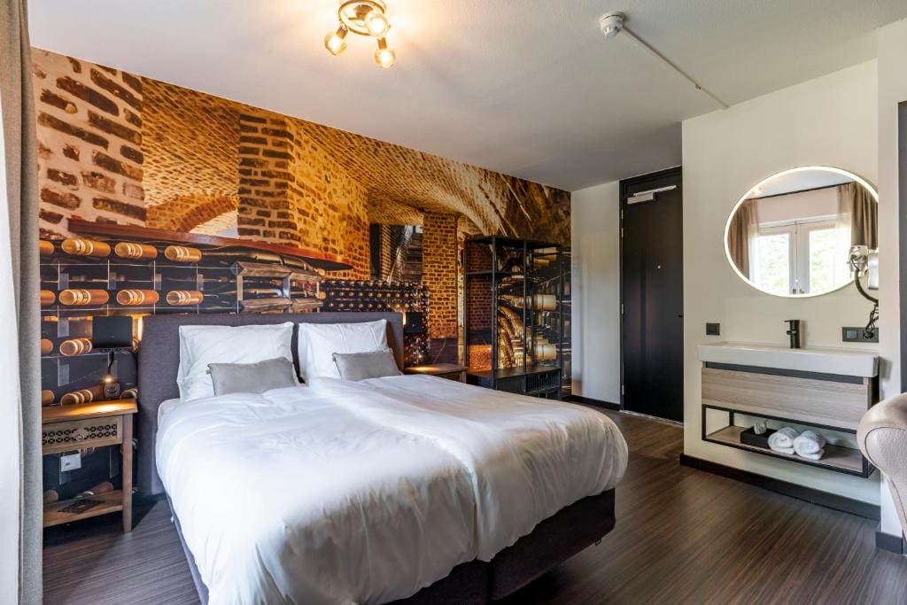Comfort Room with Balcony room - Image 3