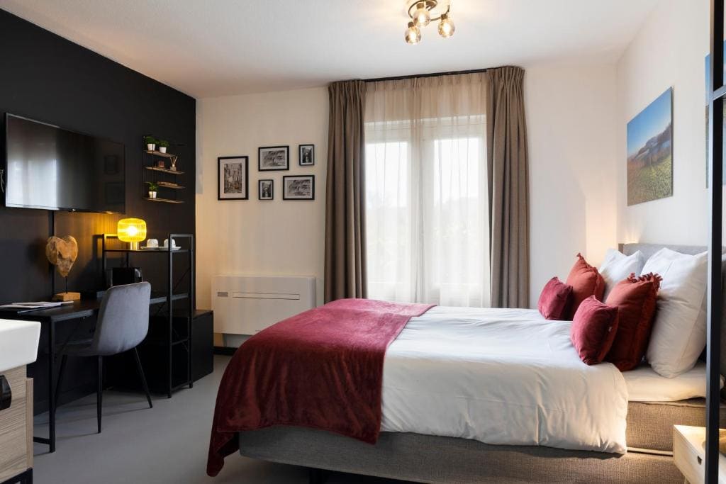 Comfort Room with Balcony room - Image 1