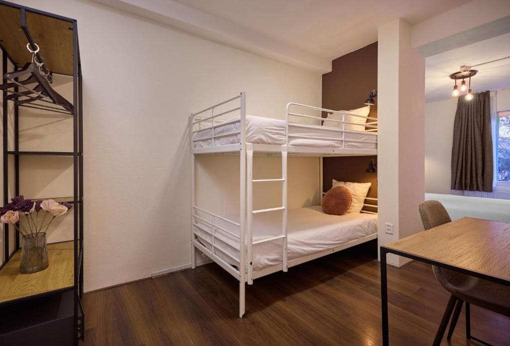 Standard Quadruple Room room - Image 1