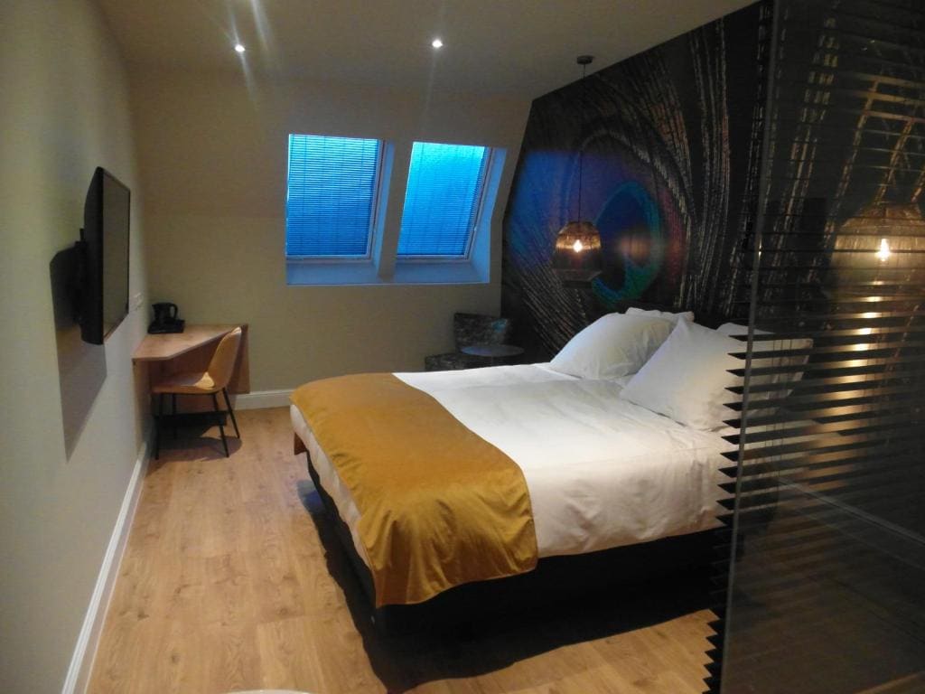 Family Room with Lake View room - Image 1