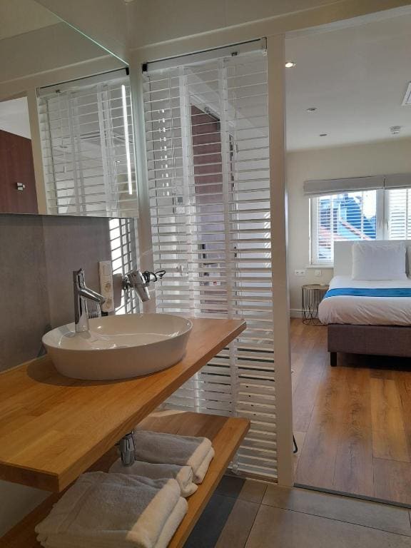 Double Room with Lake View room - Image 3