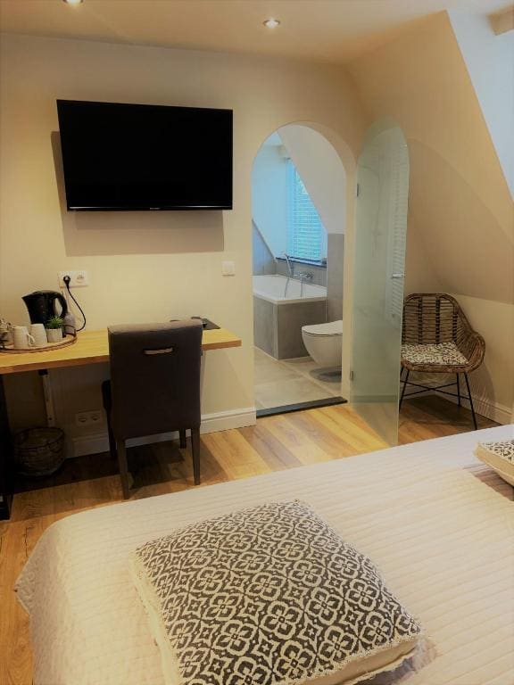 Deluxe Double Room with Bath room - Image 3