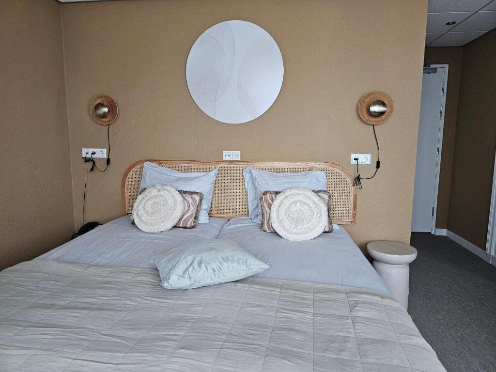 Deluxe Twin Room with Sea View with Balcony or Loggia room - Image 3