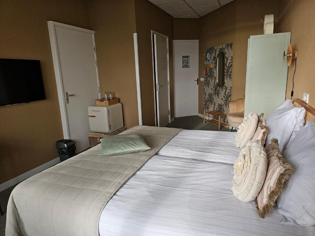 Deluxe Sea Side Loggia and Elevator Access Twin Room room - Image 1