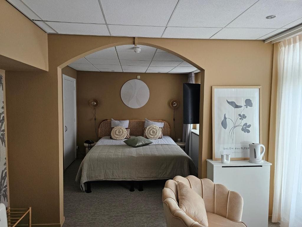 Deluxe Twin Room with Sea View with Balcony or Loggia room - Image 2