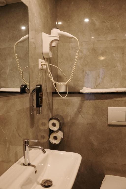Double Room with Bathroom room - Image 3