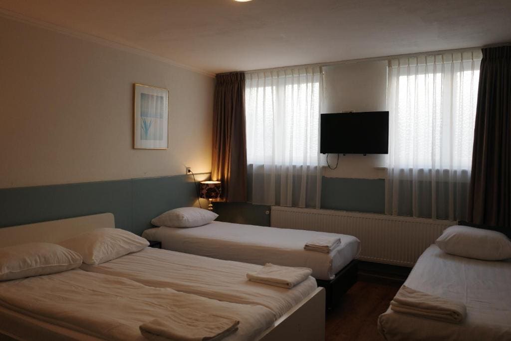 Standard Quadruple Room with Private Bathroom room - Image 3