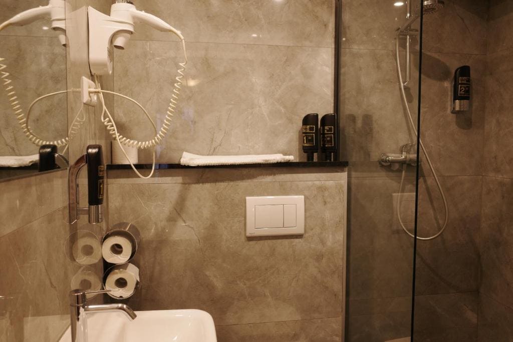 Triple Room with Private Bathroom room - Image 2