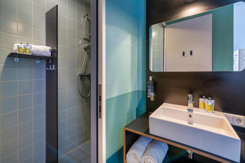 Quadruple Family Room with Private Bathroom and Shower room - Image 2