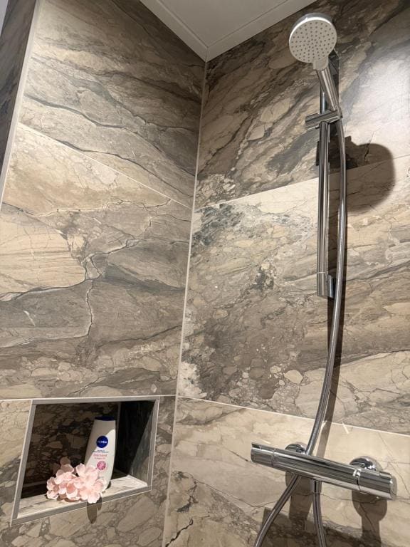 Deluxe Double Room with Shower room - Image 2