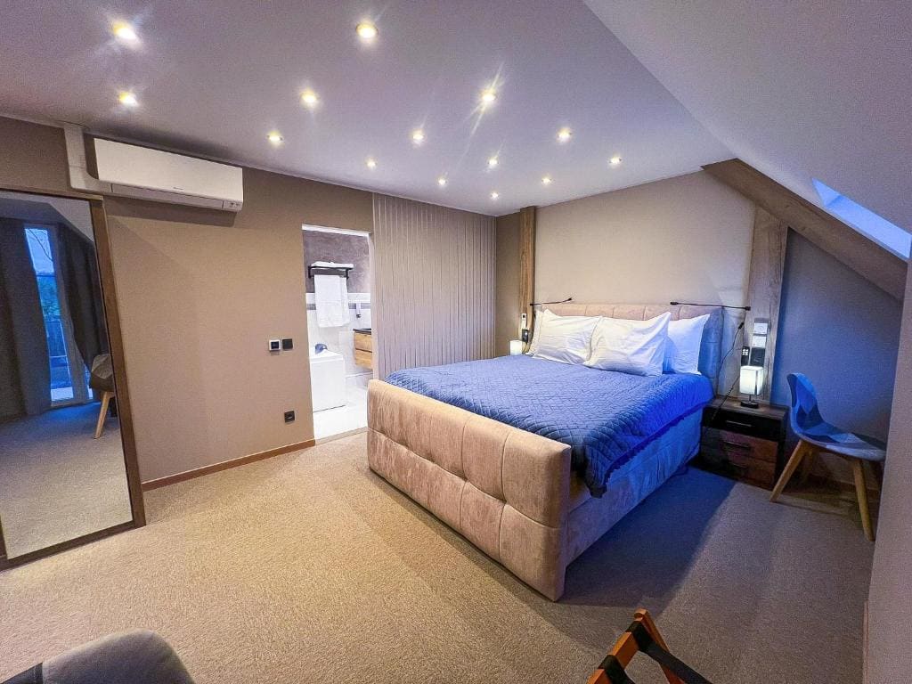 Deluxe Queen Room room - Image 3