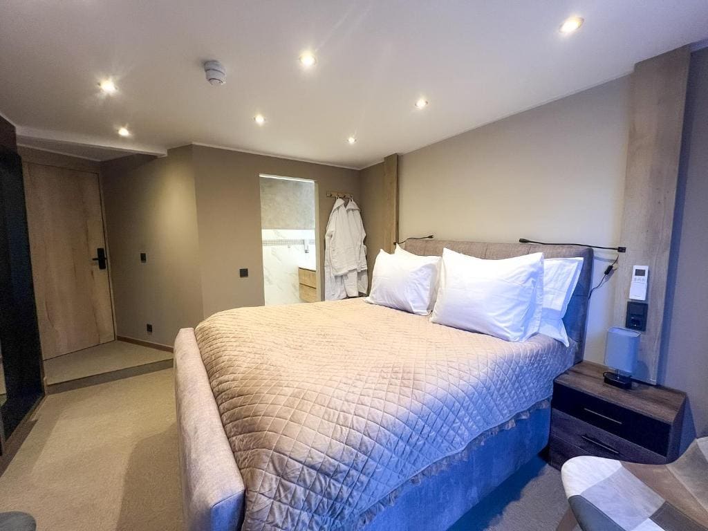 Double Room with Shared Bathroom room - Image 2