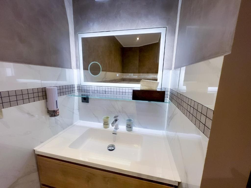 Double Room with Shared Bathroom room - Image 3