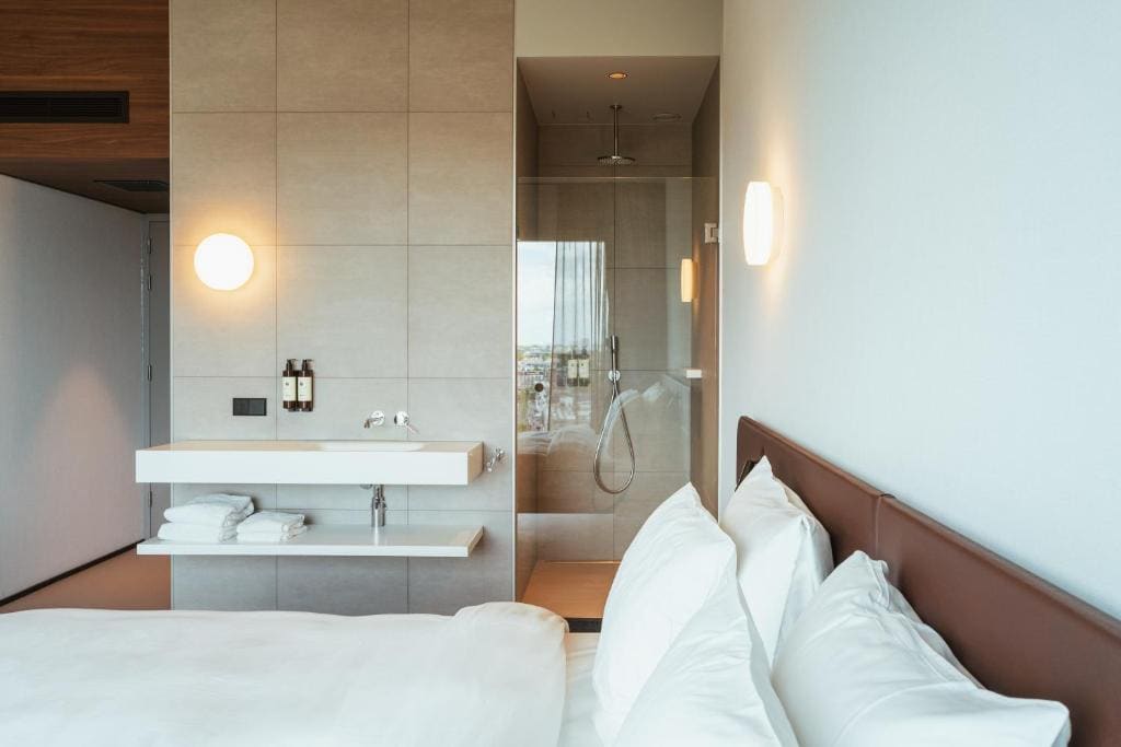 Interconnected Superior + Comfort room - Image 1