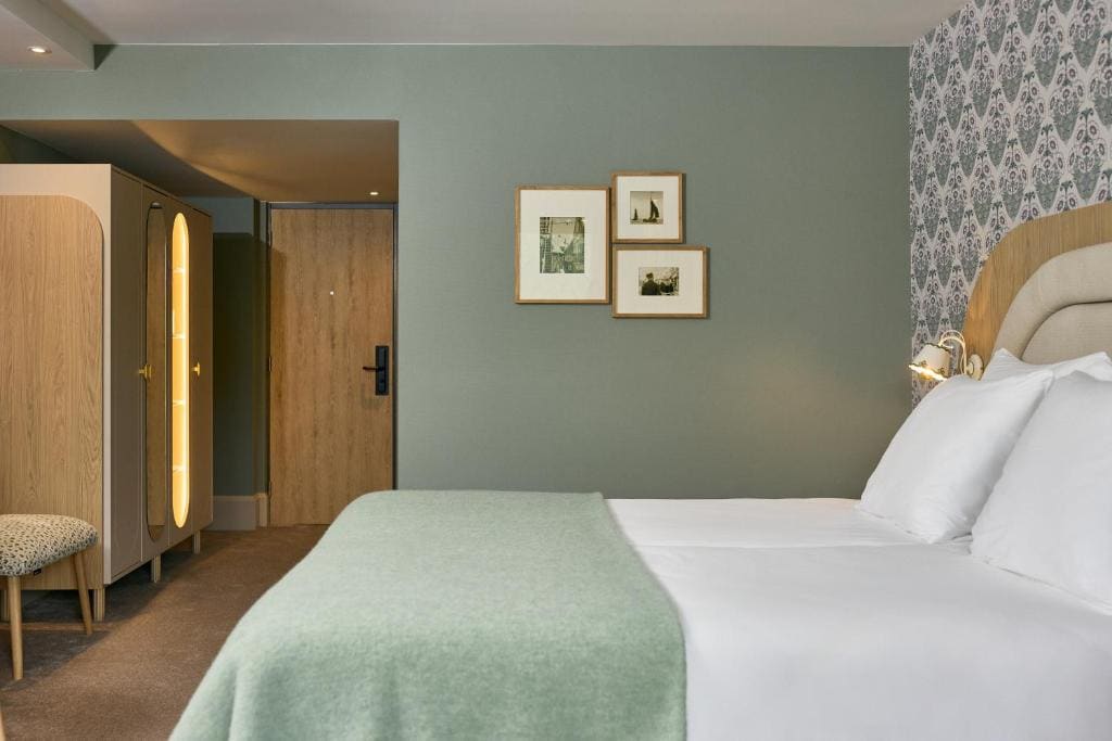 Twin Room with Balcony room - Image 3