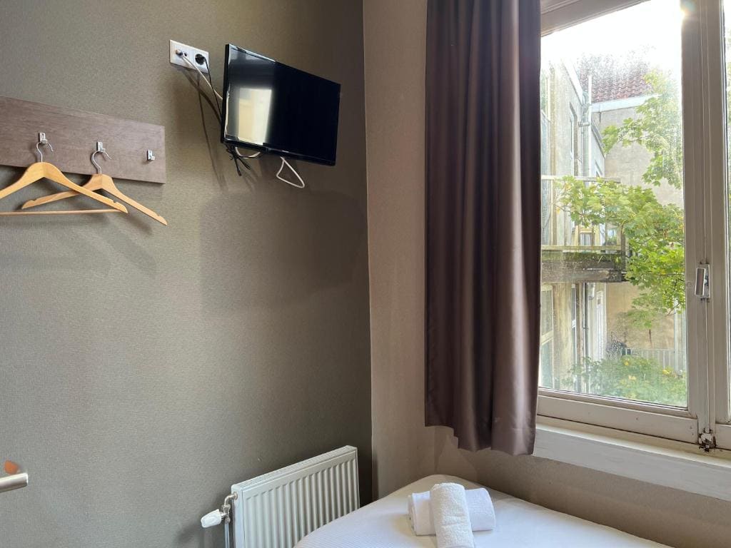 Small Single Room room - Image 2