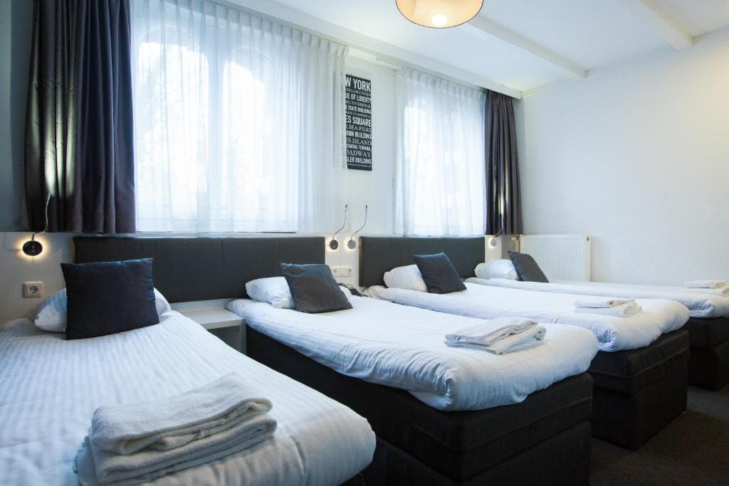 Small Quadruple Room room - Image 3