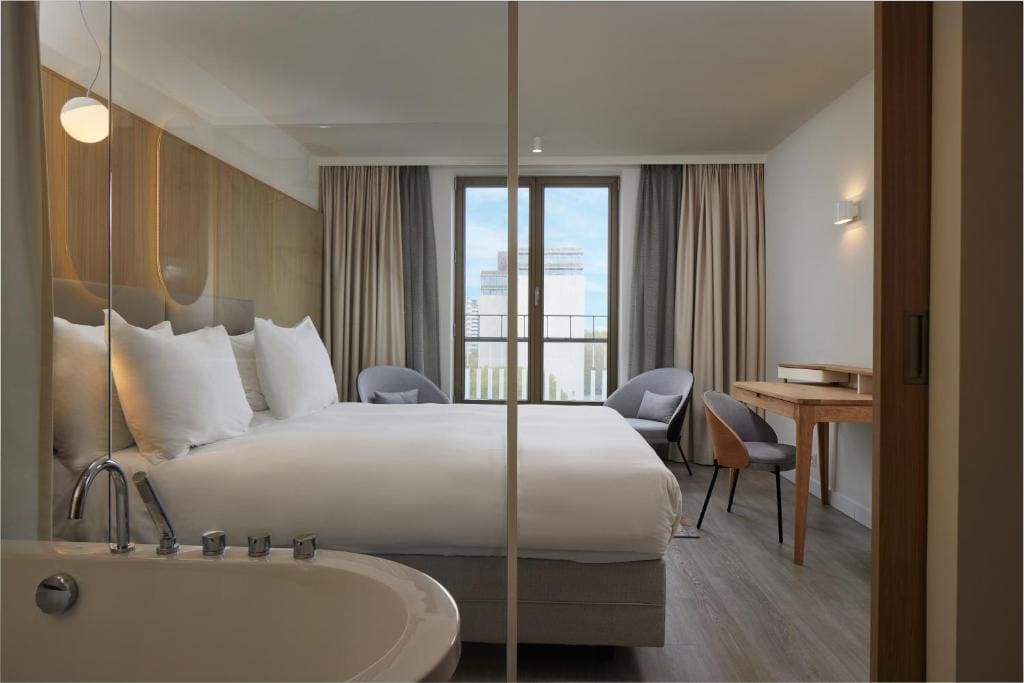 Large Double Room with City View room - Image 2