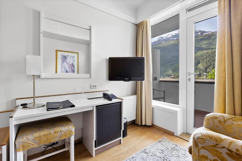 Superior Single room with Balcony and Fjord View room - Image 3