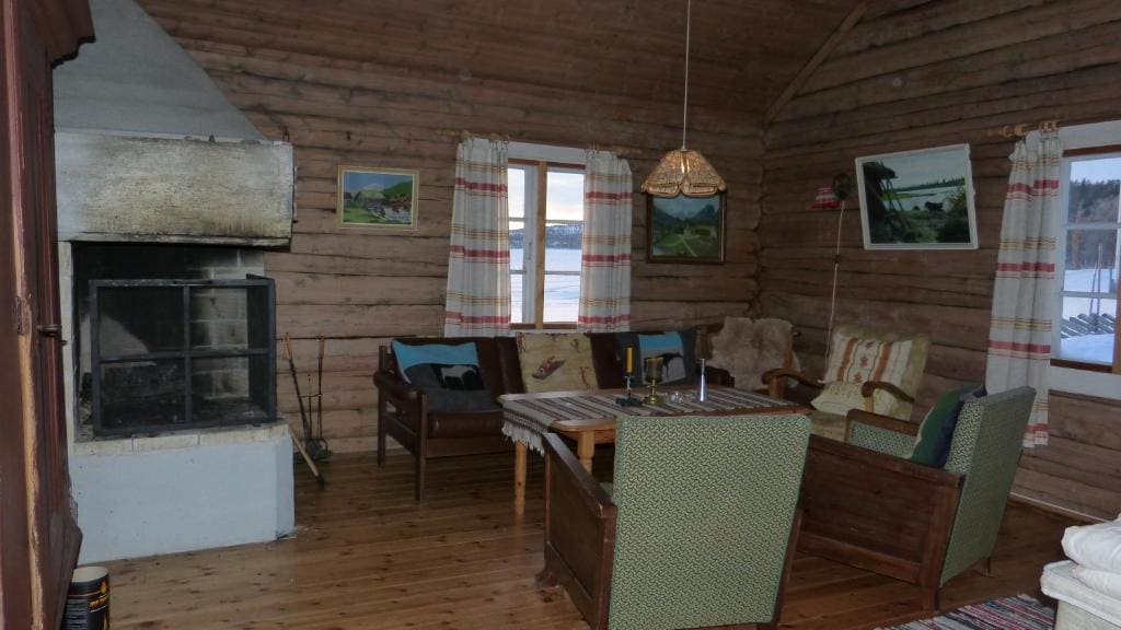Two-Bedroom House with Shared Bathroom room - Image 2