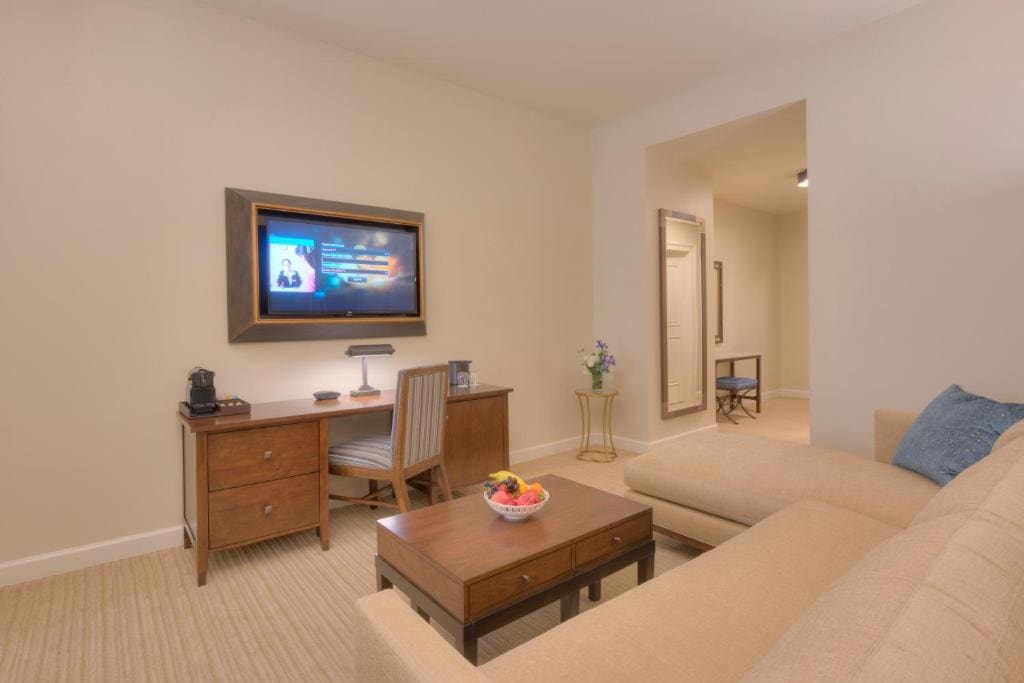 Deluxe Suite with King Bed room - Image 3