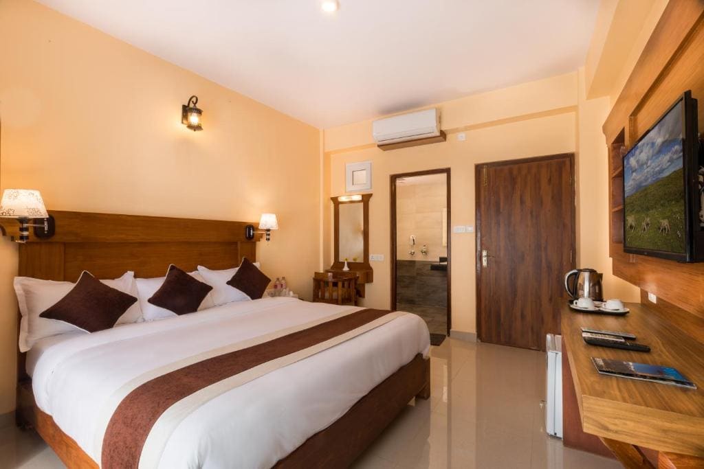 Deluxe Double Room with Balcony room - Image 3
