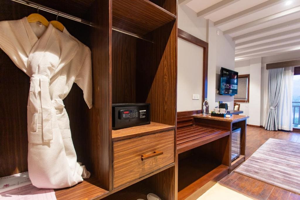 Premium River View with Balcony room - Image 3