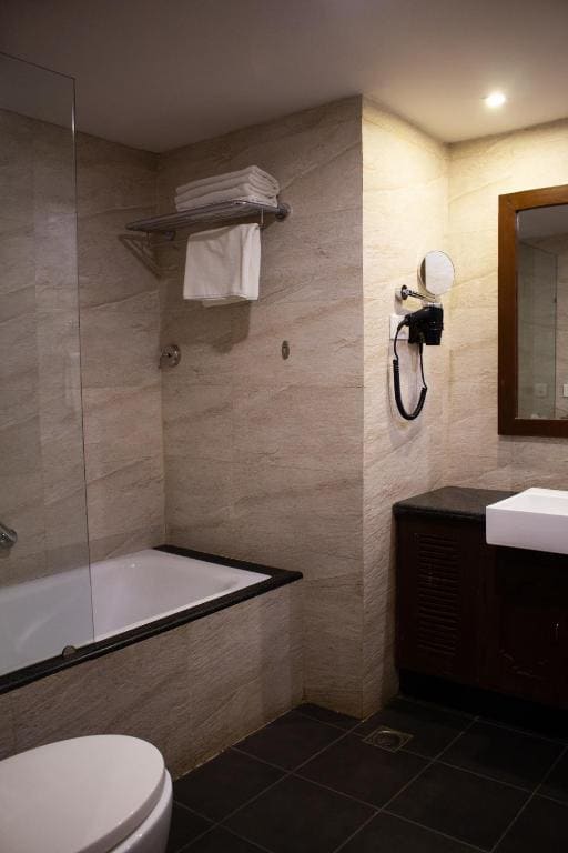 Deluxe Double or Twin Room with Lake View room - Image 3