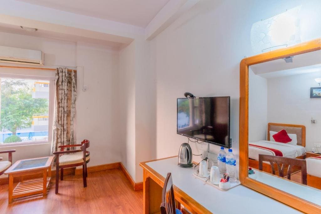 Single Room with Bathroom room - Image 3