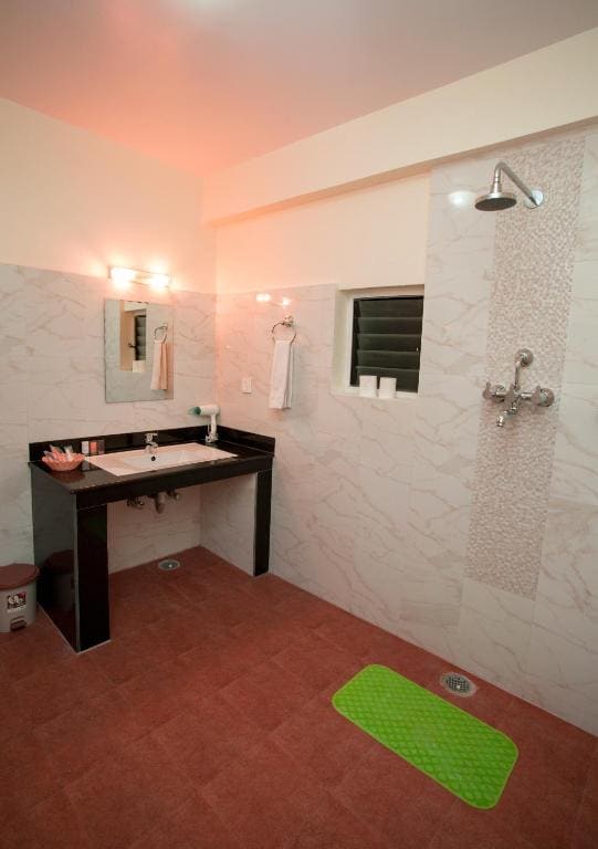 Deluxe Triple Room room - Image 3