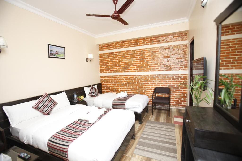 Twin Room with Balcony room - Image 3