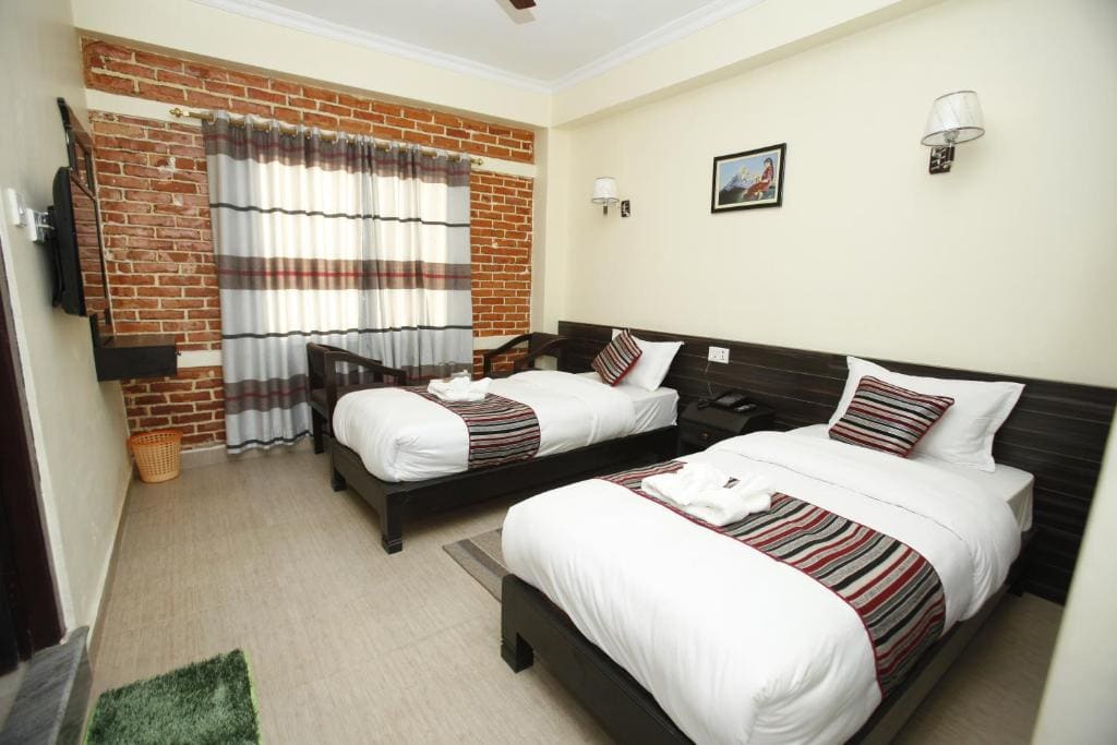 Twin Room with Balcony room - Image 2
