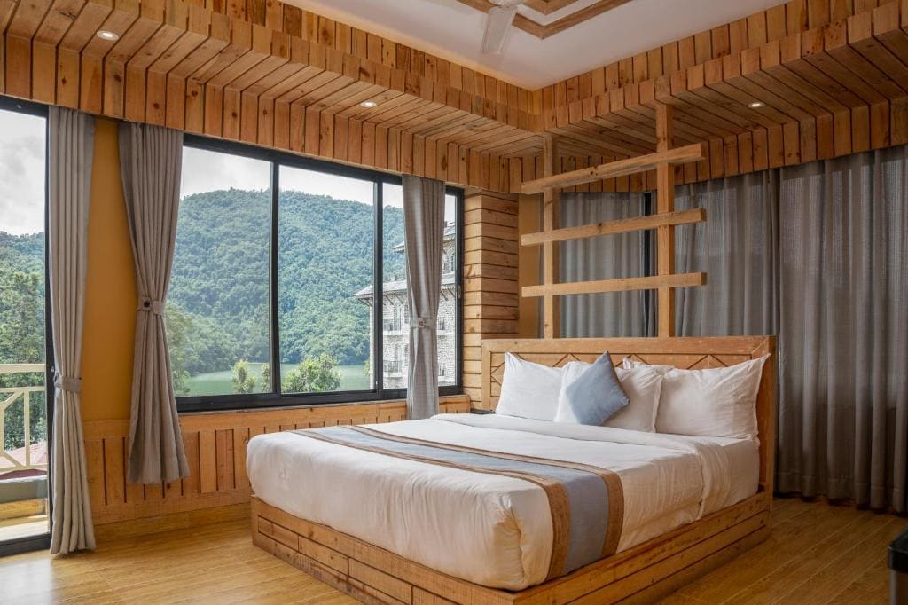 Double Room with Lake View room - Image 3