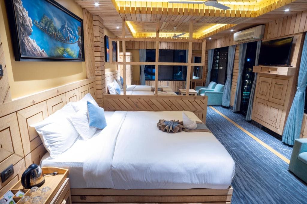 Double Room with Lake View room - Image 2
