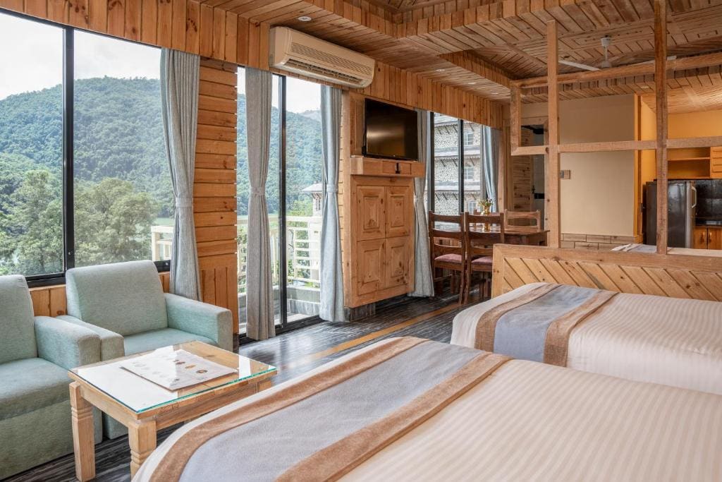 Family Room with Lake View room - Image 2