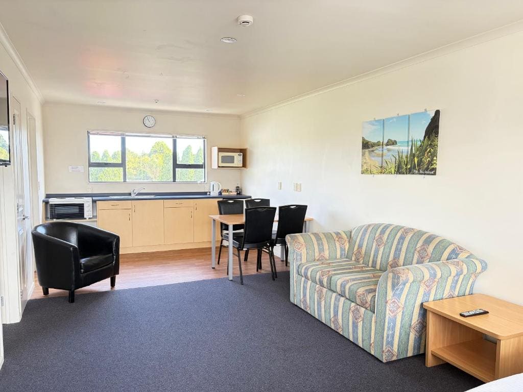 One Bedroom Unit (Upstairs) room - Image 3