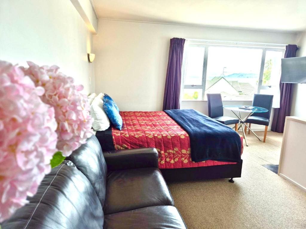 Deluxe Studio with Spa Bath room - Image 1