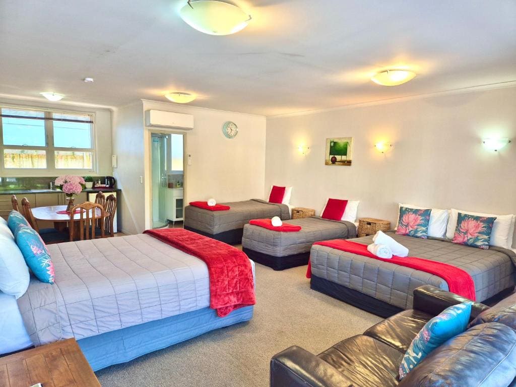 Family Room room - Image 2