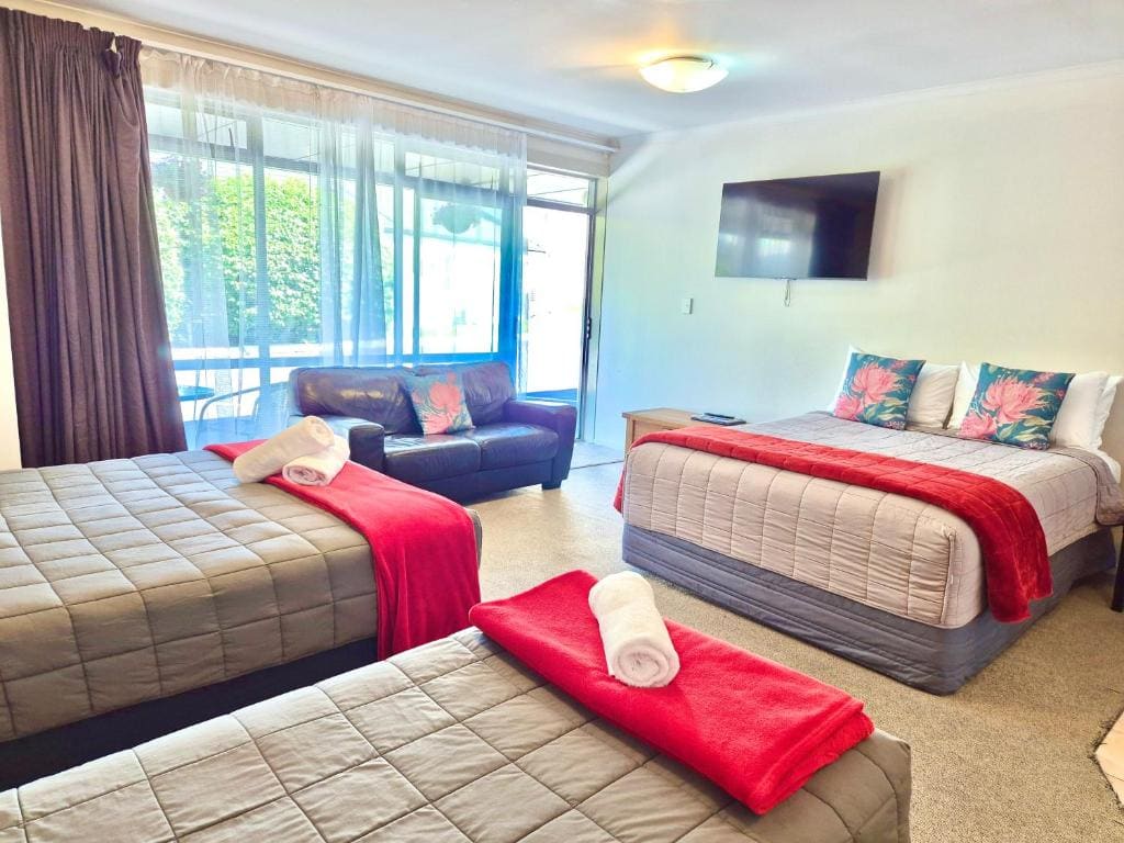 Family Room room - Image 3