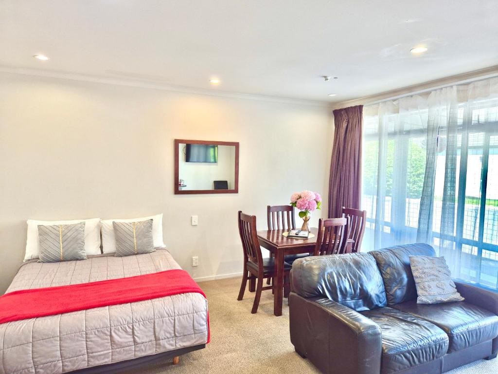 One-Bedroom Suite room - Image 1